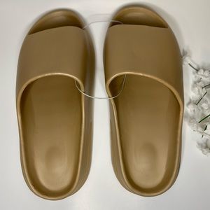 Yeezy Slides Tan color unisex